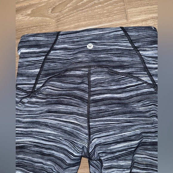 Lululemon Train Times 7/8 Pant *25"
Low Tide Alpine White Black / Black size 6 - Picture 14 of 15
